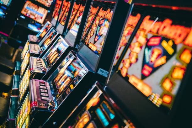 Live dealer dealing cards in Andar Bahar game at jp777 studio